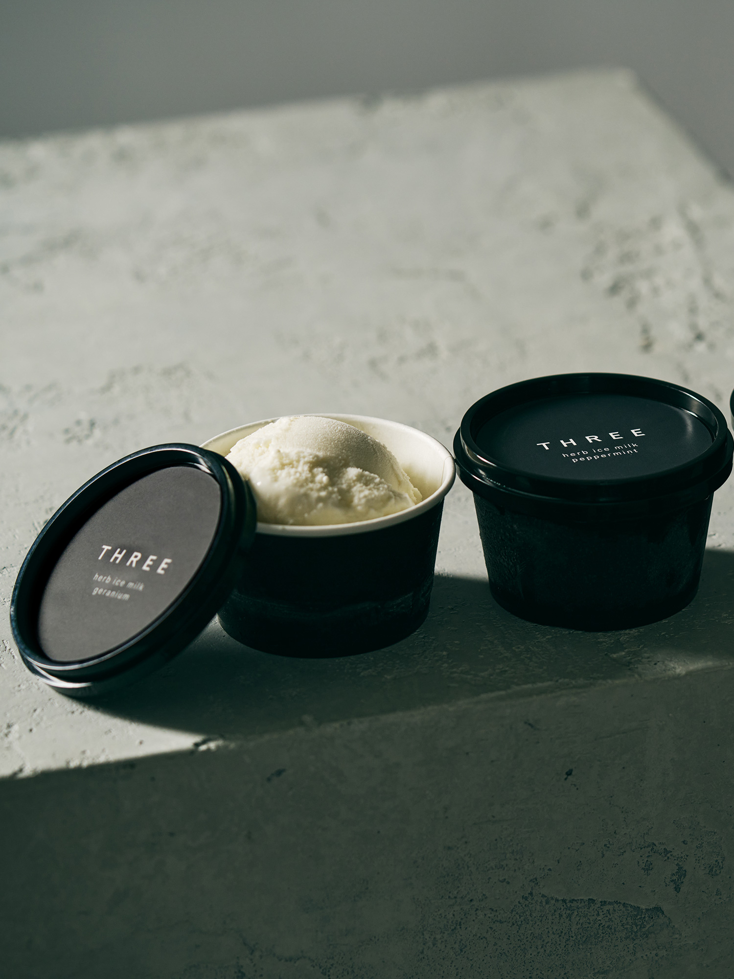 南阿蘇産ハーブの香りを楽しむ、オリジナルアイスを限定発売中。